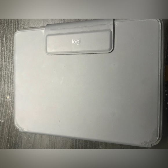 Logitech Bluetooth Keyboard Case for iPad Pro 11-inch - Picture 10 of 10